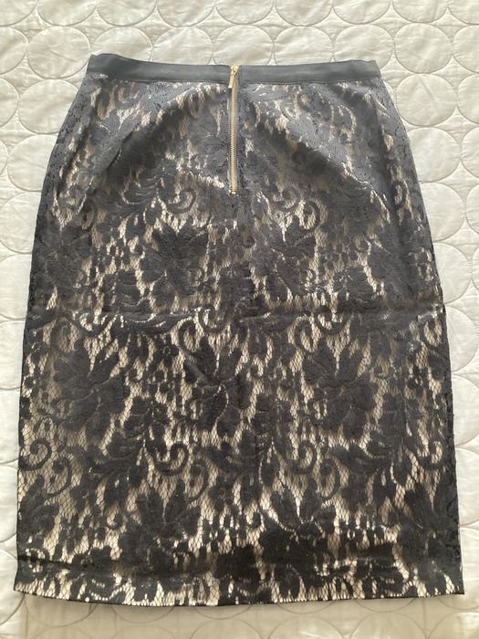Saia em renda preta com tecido bronze