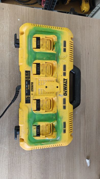 Ładowarka napięciowa DeWalt DCB104 4 portowa, nie reaguje