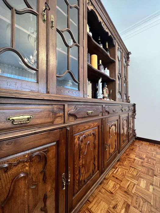 Móvel aparador com cristaleira antigo