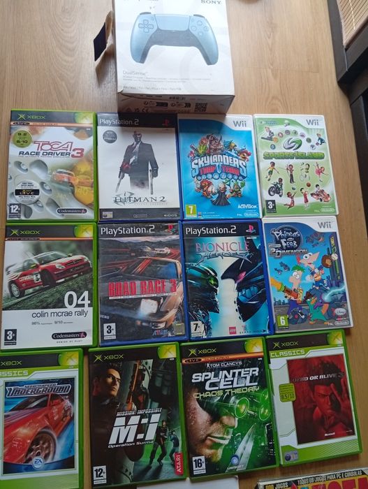 Conjunto de caixas, manuais e folhetos para diversas consolas