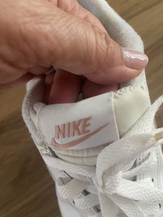 Sapatilha Nike branca e rose gold