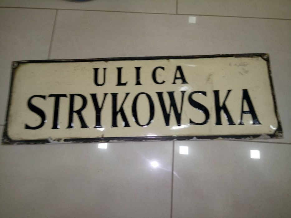 Oryginalne stare tablice z nazwą ulicy Strykowska i Popularna.