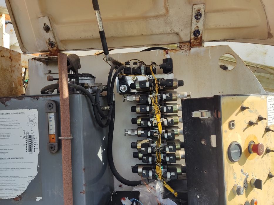 Vendo plataforma elevatória 4x4 terex