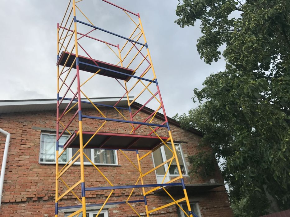 Продаж б/у тури вишка тура риштування 1.2 на 2м на колесах вышка  тура