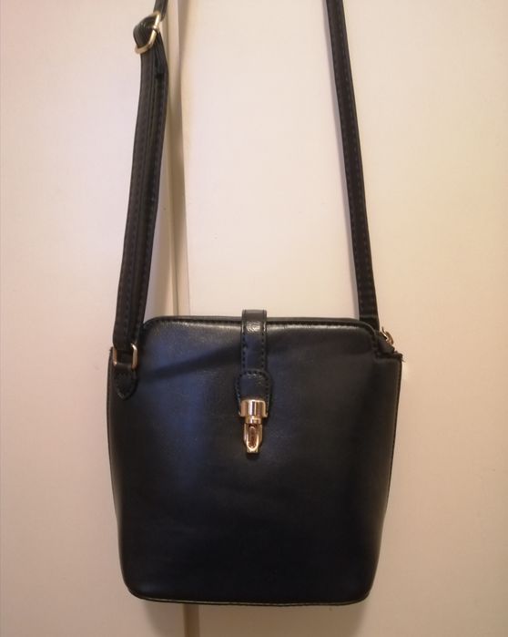 MALA pequena azul à tiracolo