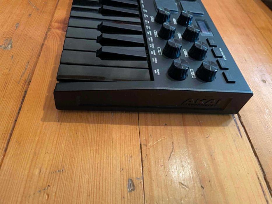 Kontroler MIDI AKAI