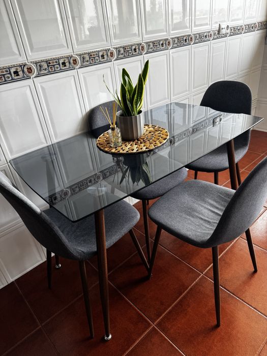 Mesa em vidro temperado + cadeiras