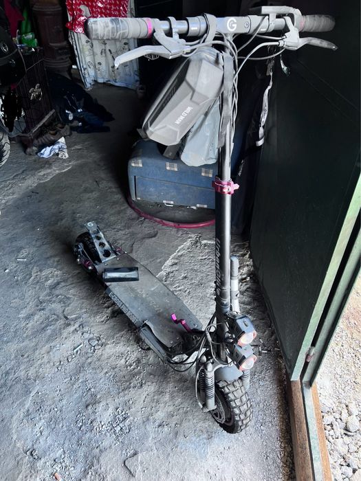 Trotineta eletrica desmontada