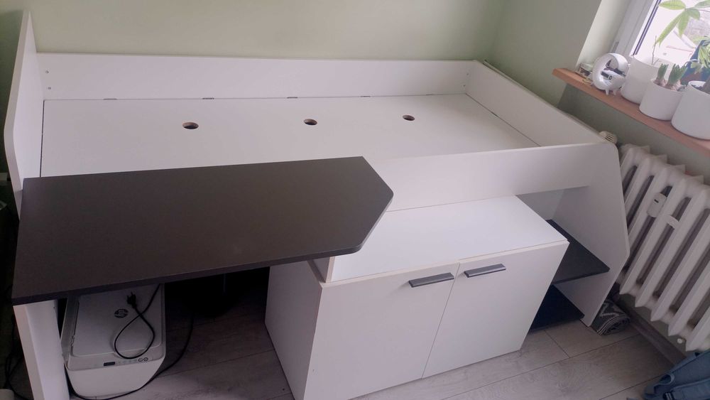 Łóżko młodzieżowe z biurkiem i szafką