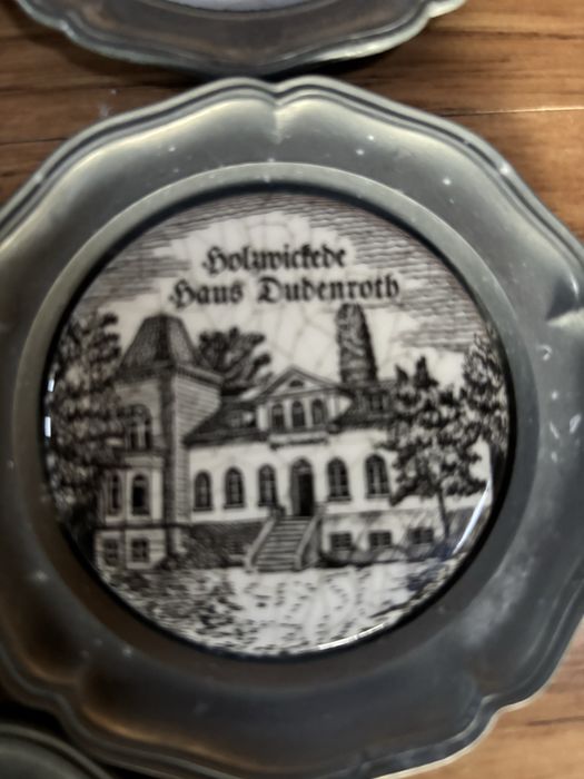Zawieszki cynowo- ceramiczne.