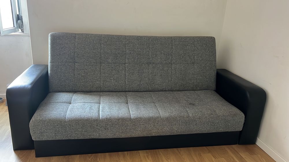Móveis, um sofá-cama com arrumação em dentro, mesa dobrável  com 4 cadeiras e uma cama Ikea com colchão