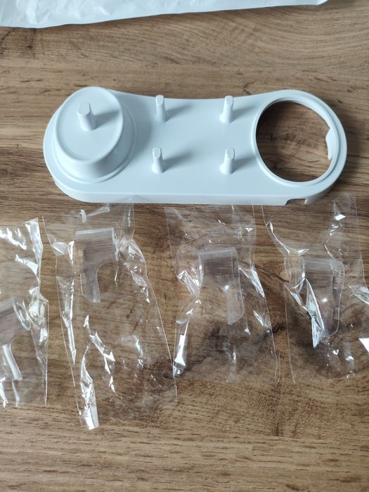 Stojak na szczoteczkę Oral-B plus cztery osłonki na końcówki