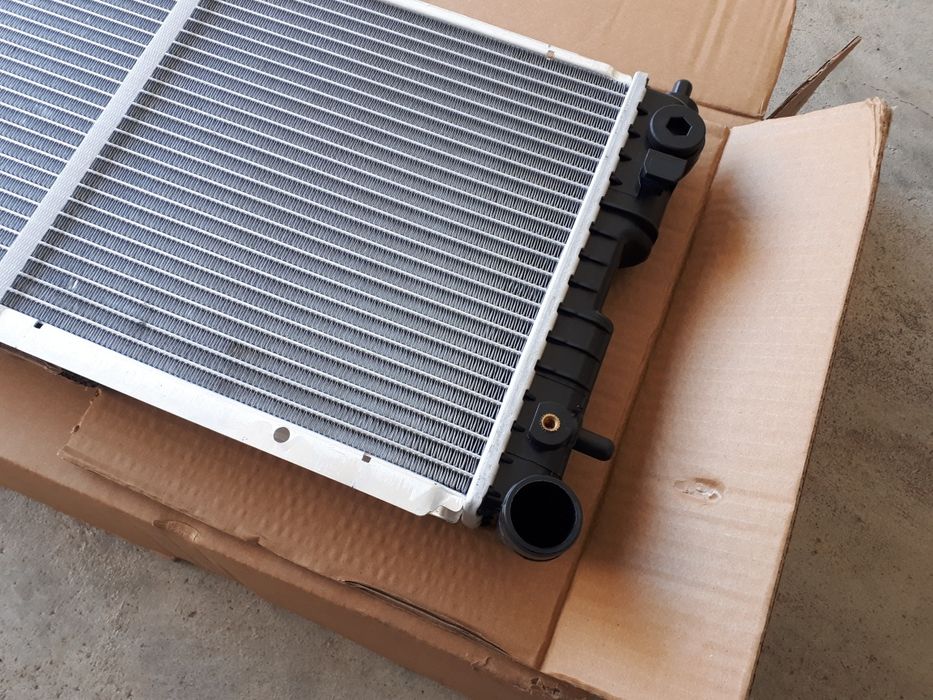 Radiadores novos de refrigeração do motor Opel Corsa-A 1.5 D e 1.5 TD