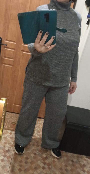 Сірий новий костюм 50р