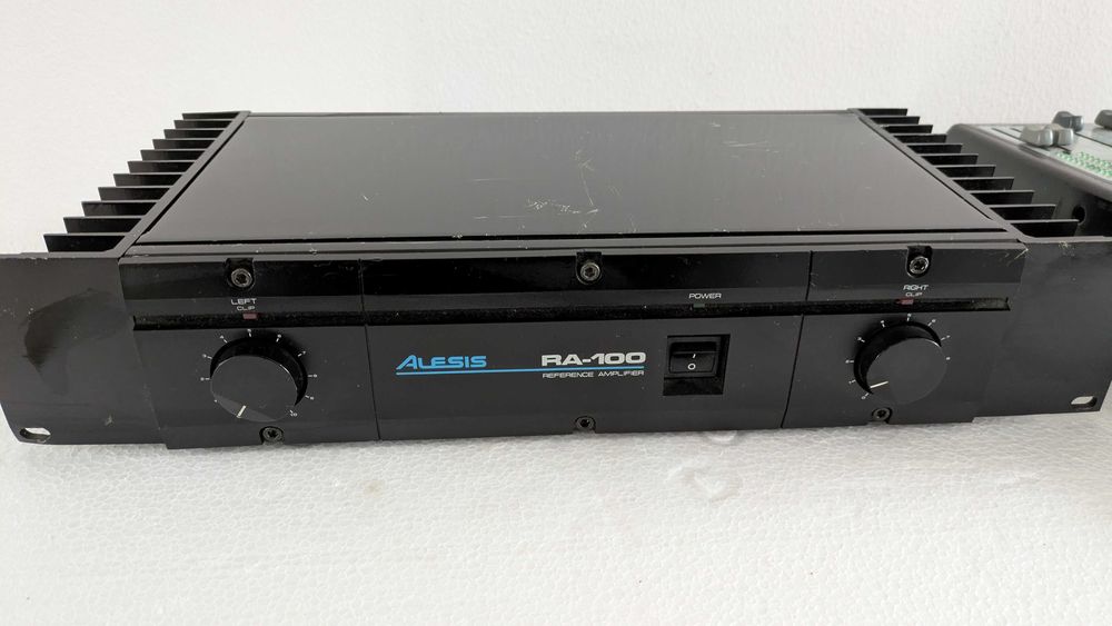 Amplificador ALESIS RA-100  (2x100Watts RMS)