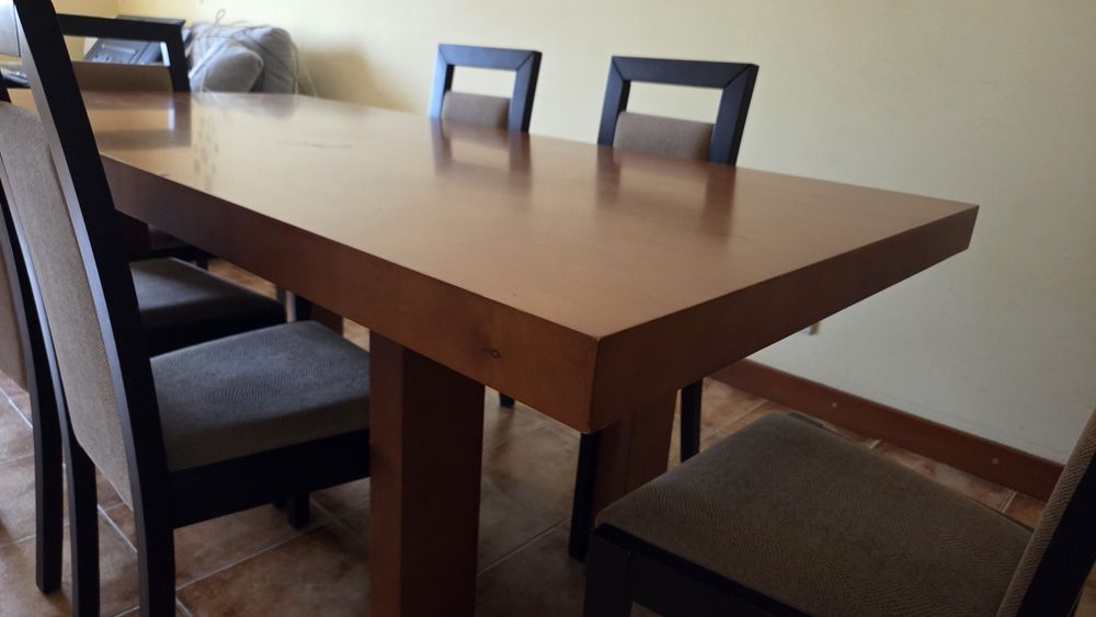 Mesa de jantar  com cadeiras