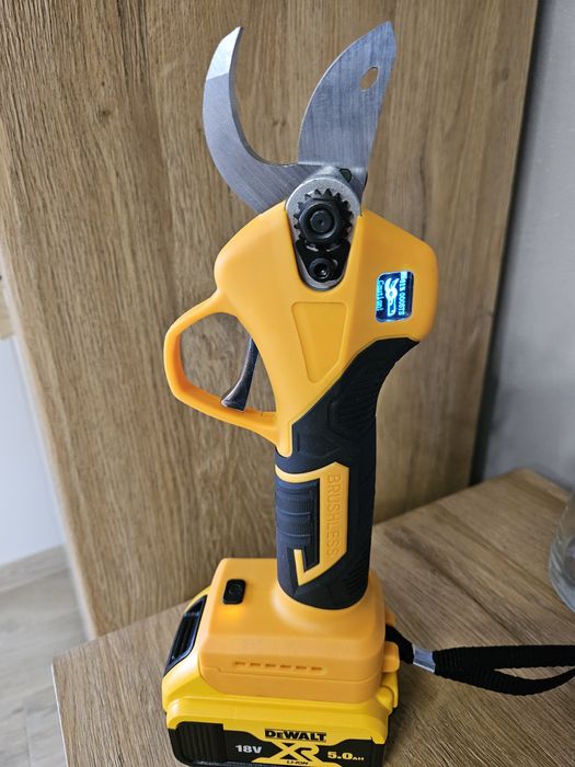 Sekator akumulatorowy do baterii Dewalt