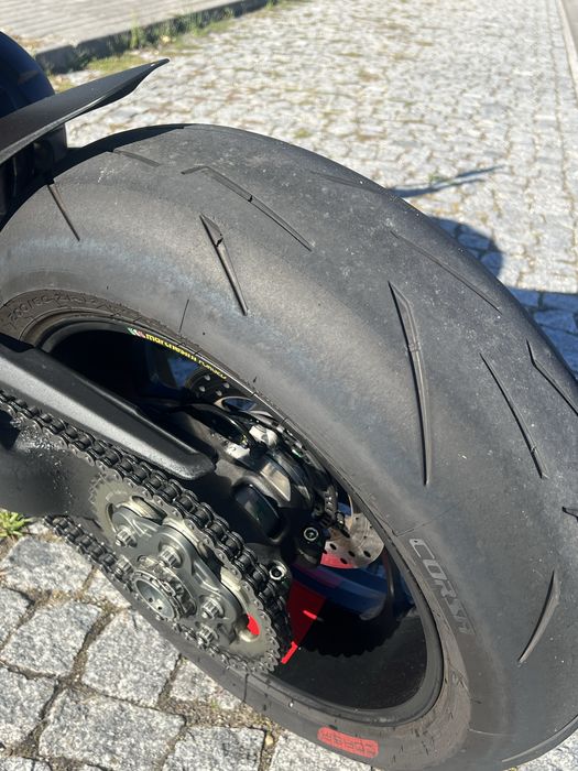 Ducati Streetfighter V4s Red 2023 tem 2 lugares