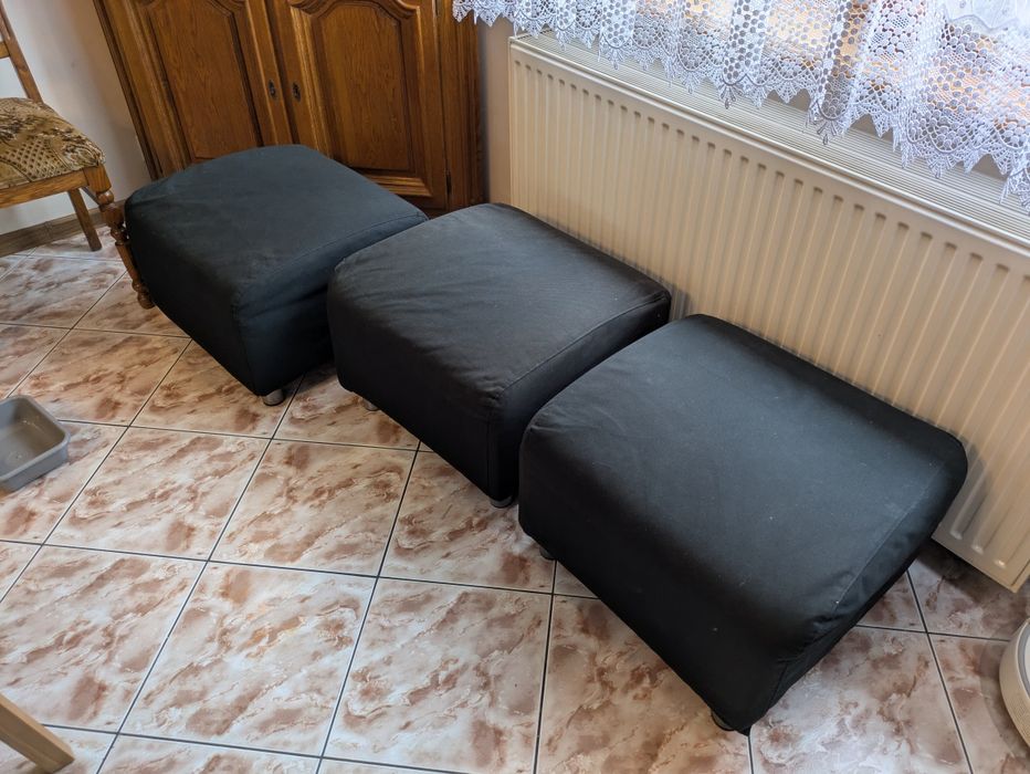 Trzy pufy podnóżki IKEA czarne