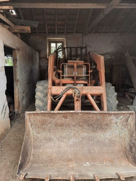 Trator Carraro com balde