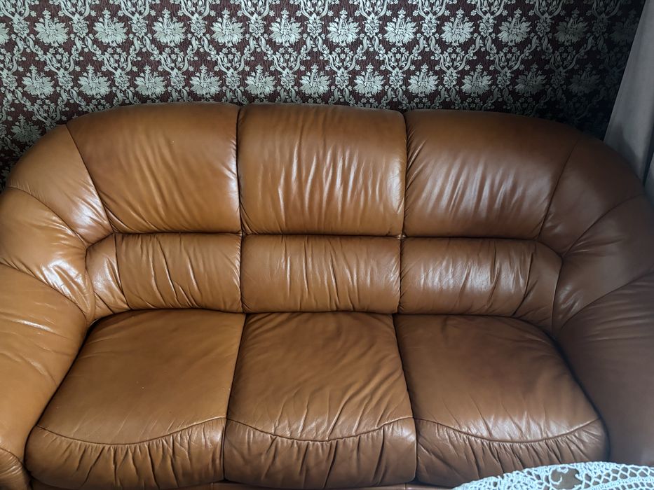 Продається стильний шкіряний диван у відмінному стані.