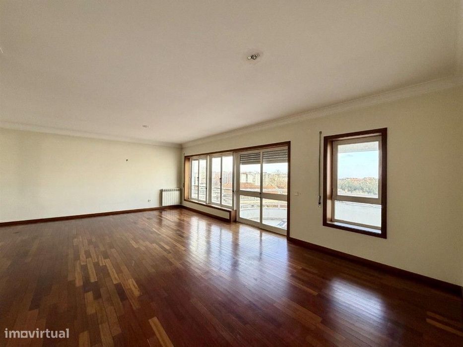 Apartamento T5 com garagem em zona de Celas, Coimbra