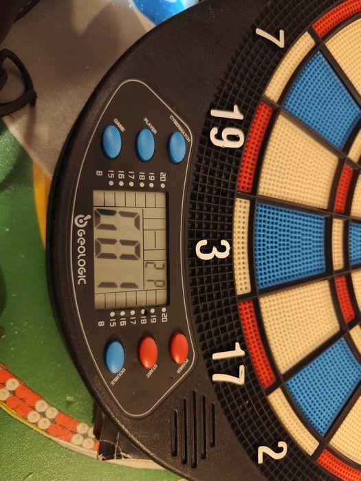 Alvo eletrônico com dardos da Decathlon