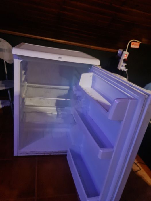 Frigorífico pequeno em Bom estado