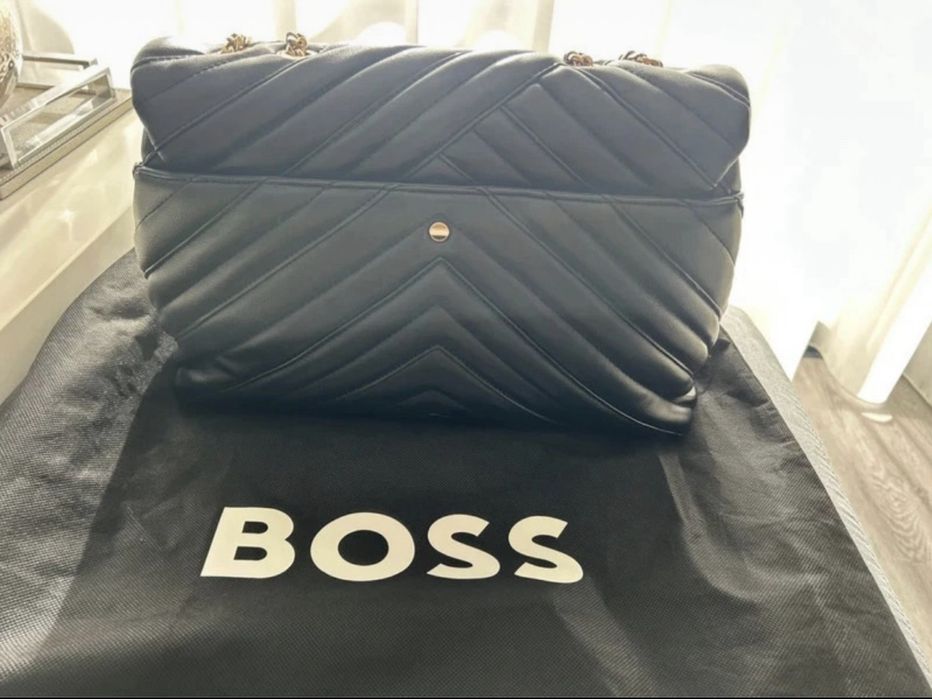 Mala Hugo Boss preta em pele, modelo recente, em estado impecável