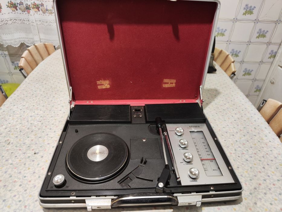 Gira-discos mala com rádio