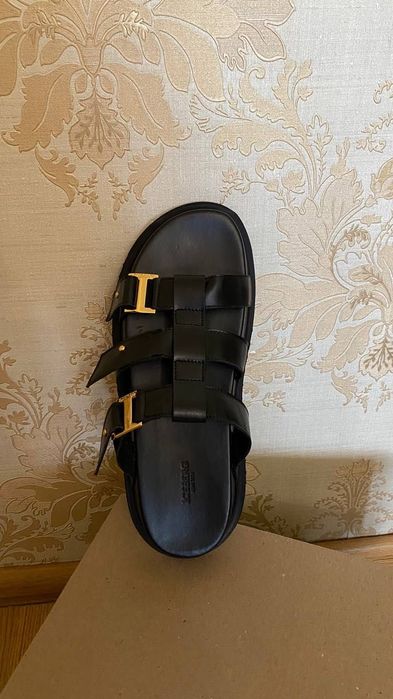 Босоніжки з натуральної шкіри бренду Iceberg