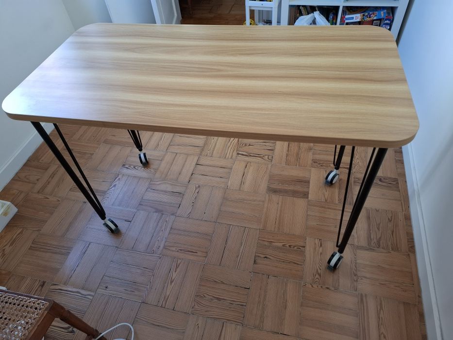 Mesa de Escritório/Computador com Rodas – 120 × 60 cm – Excelente Estado