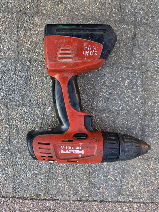 Wiertarko-wkrętarka akumulatorowa marki Hilti, model SF 121-A.
