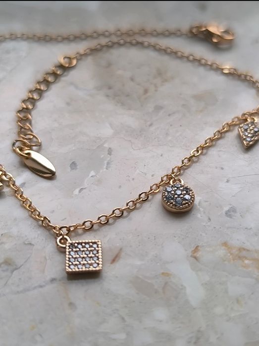 Bransoletka na kostkę z zawieszkami