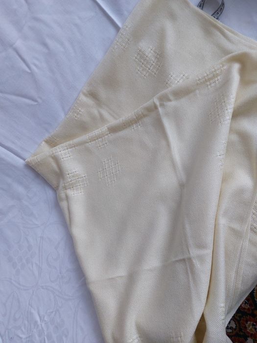 Sprzedam obrus kremowy kolor.Wymiary 125x135 cm.