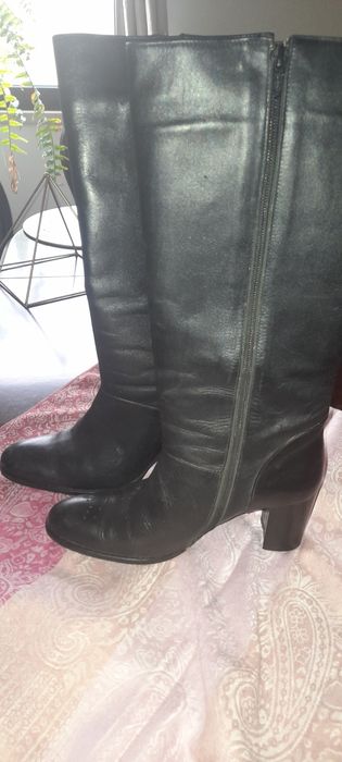 Botas altas em pele