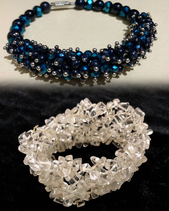Браслет з намистин та бісеру; браслет з гірського кришталю