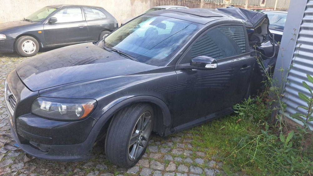 Volvo C30 de 2007 a 1.6 diesel com varias peças prontas para serem reutilizadas