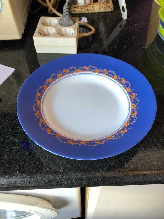 prato de refeicao branco e azul com dourados