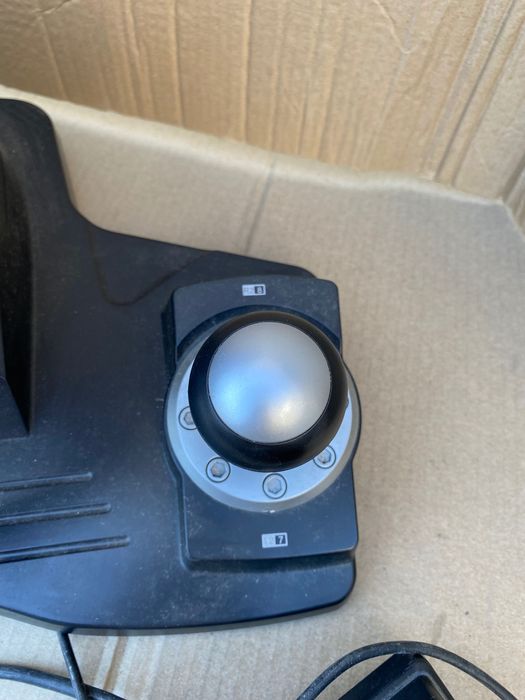 volante e pedais da Logic3 para pc e ps2