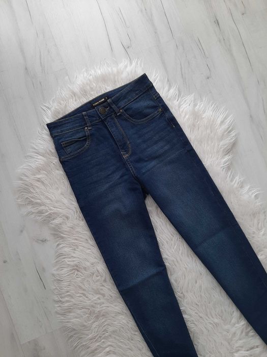 Piękne jeansy rurki wysoki stan zamki na nogawkach XS 34