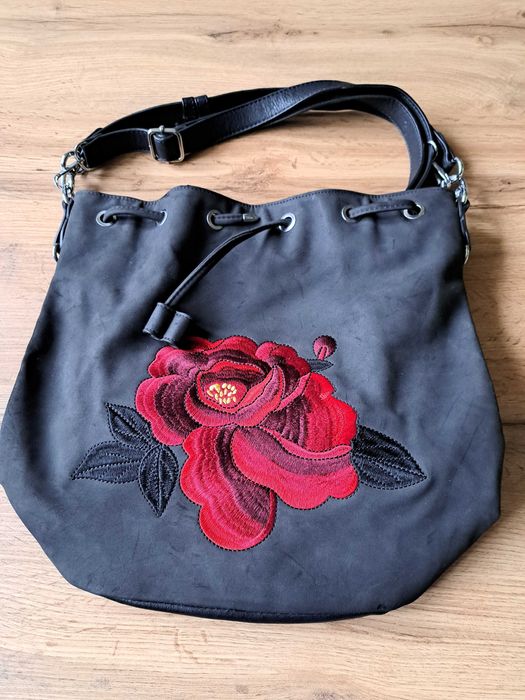 Damska czarna torebka firmy Solar