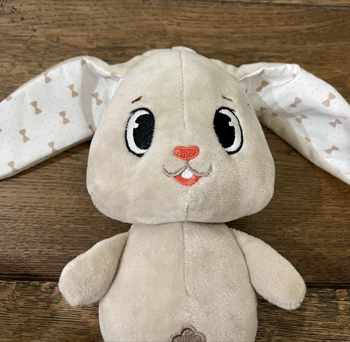 Śliczny króliczek z szeleszczącymi uszami, zabawkaa sensoryczna