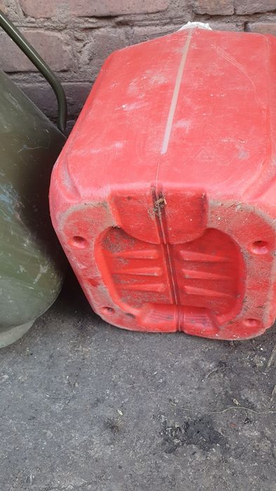 Каністри металеві, пластикові