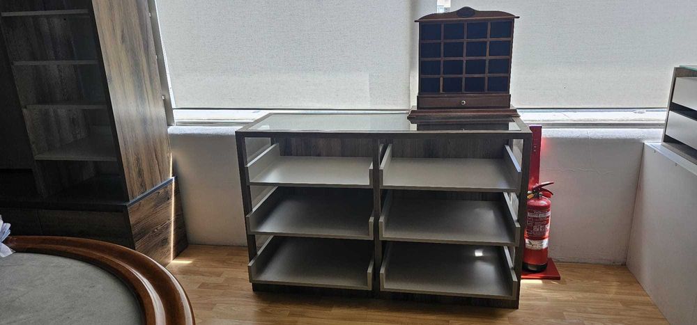 Módulos de arrumação, balcão de vendas e mesa de ótima qualidade