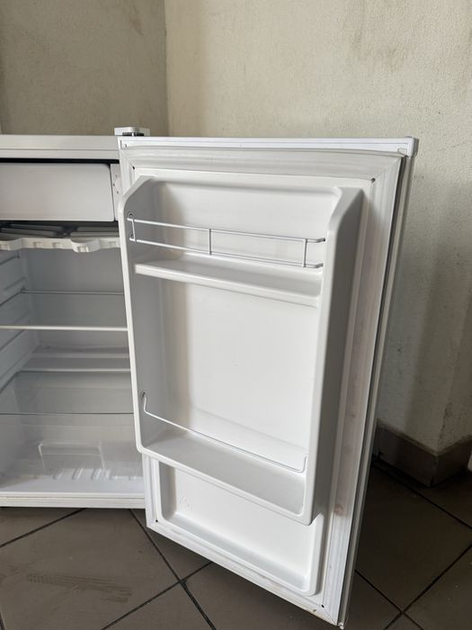 Холодильник з морозильною камерою