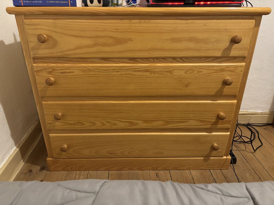 Cómoda em Madeira Maciça - com ligeiras marcas se uso