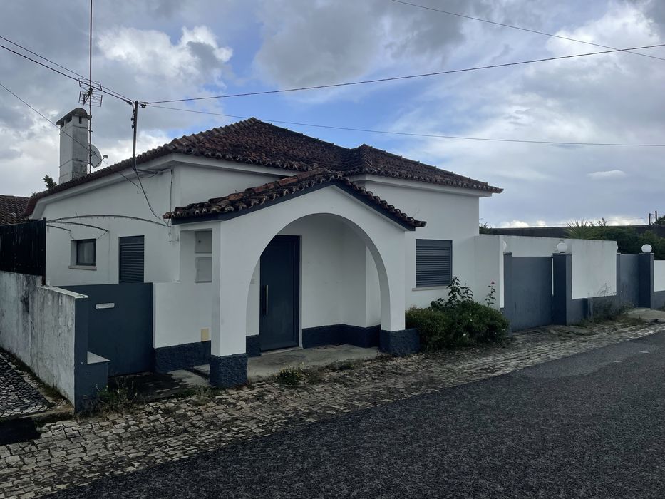 Arrenda-se moradia V2, 2 quartos  e 1 sala  com tertulia