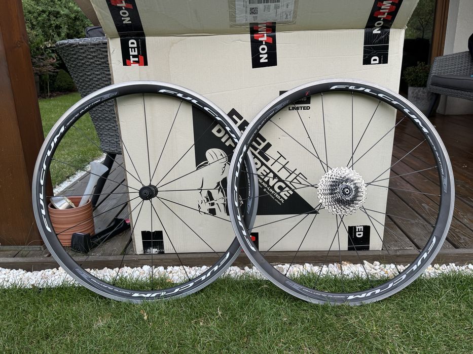 Lekkie kola szosowe Fulcrum Racing Quattro LG 35 mm pod szczeki z kaseta Shimano 105, stan BDB