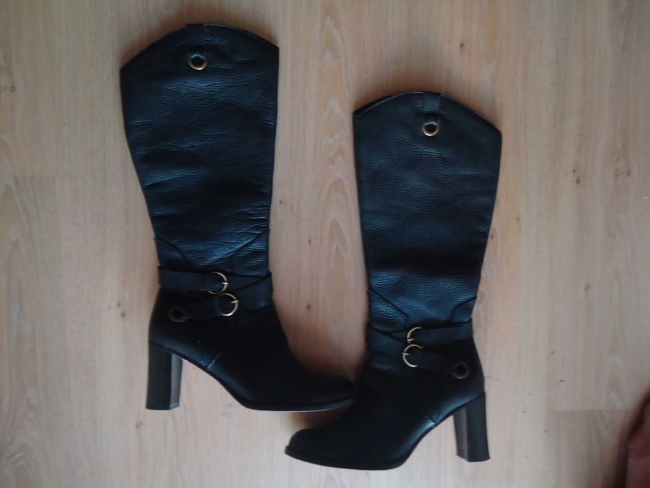 Кожаные фирменные демисезонные сапоги, по ст. 24,5 см, состояние новых